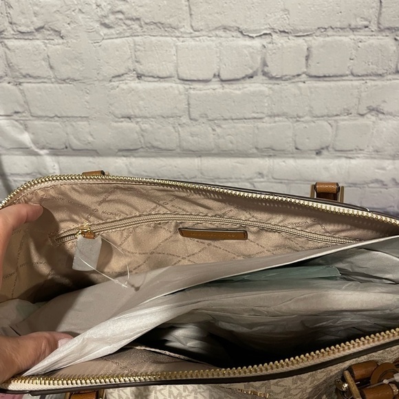 Michael Kors British Tan and cream MK logo shoulder bag New! - Picture 5 of 8